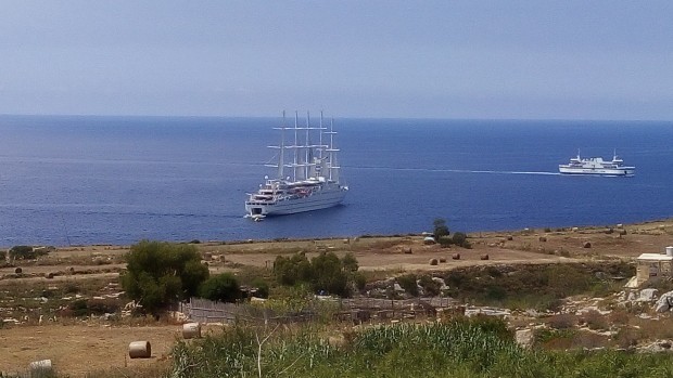 Máltai cégalapitás Mgarr kikötője előtt, Gozo/Málta